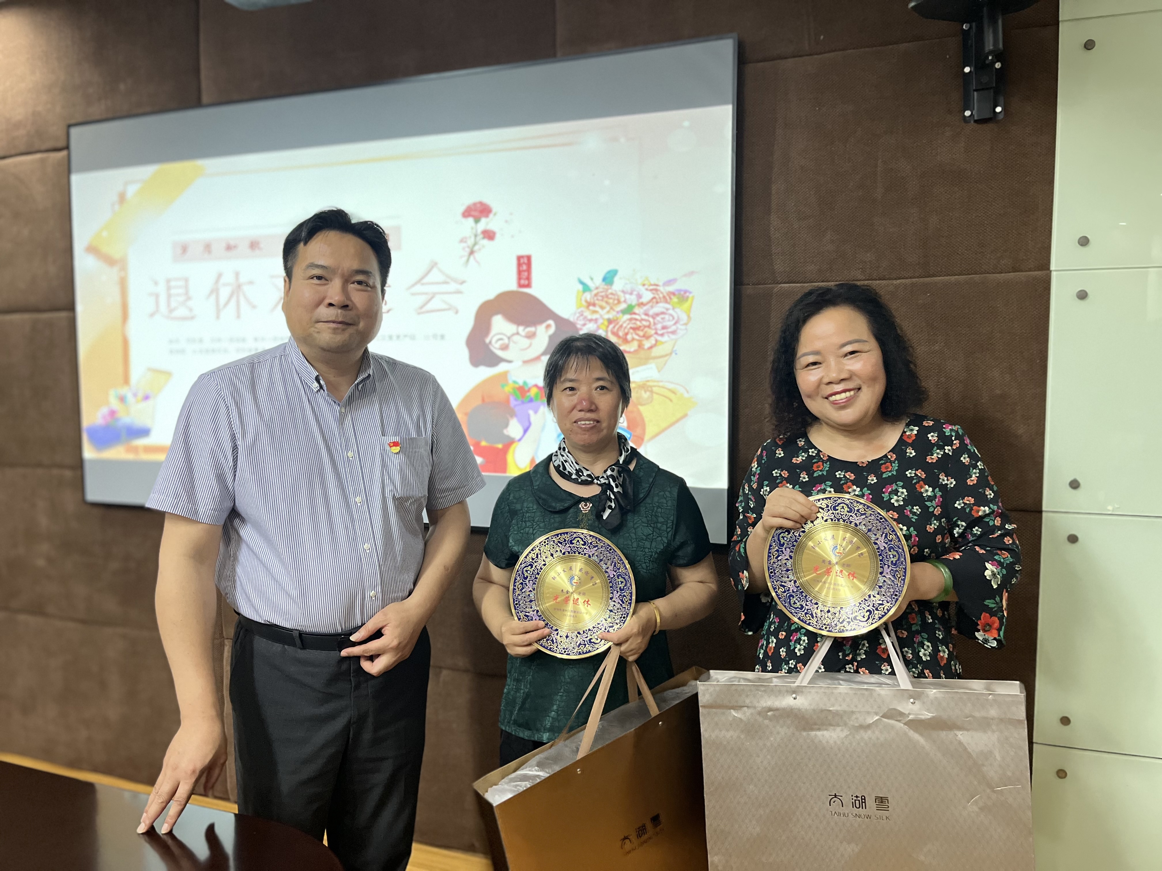 事由：退休教師座談會(huì) 時(shí)間：2023.6.25 地點(diǎn)：底樓會(huì)議室 主要人物：左起郭惠東、朱金鳳、周霞芳 拍攝者：步夢(mèng)佳